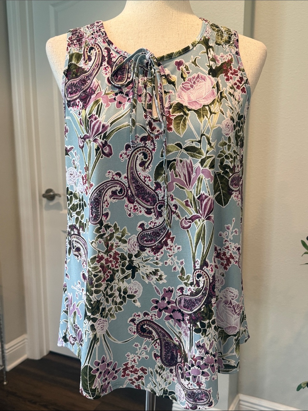 SJS Women’s Sleeveless Floral Paisley Top in Light Green and Purple Size M